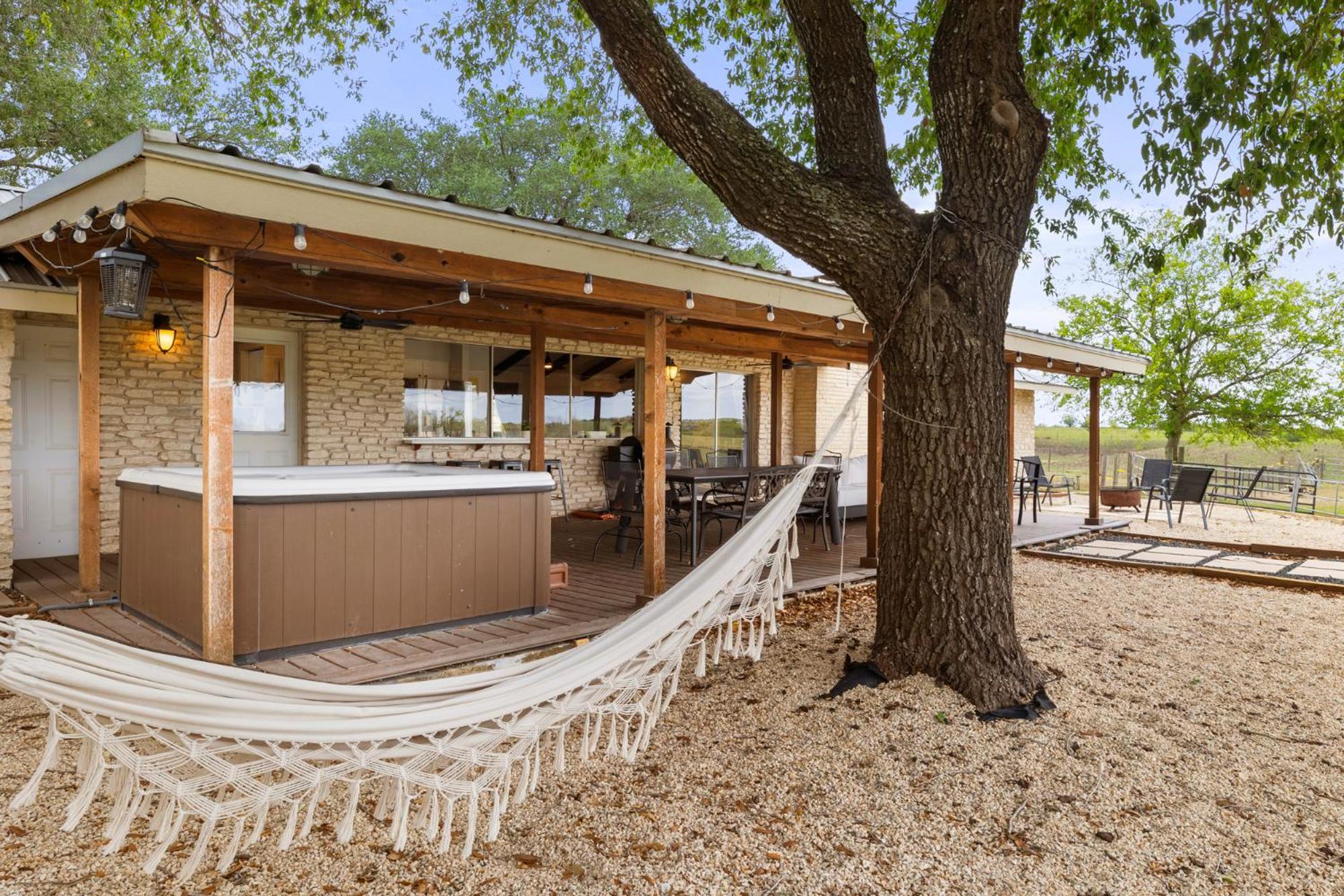 Farm Retreat With Jacuzzi, Fire Pit, Mini Goats, Mini Ponies And Mini Cows Βίλα San Marcos Δωμάτιο φωτογραφία