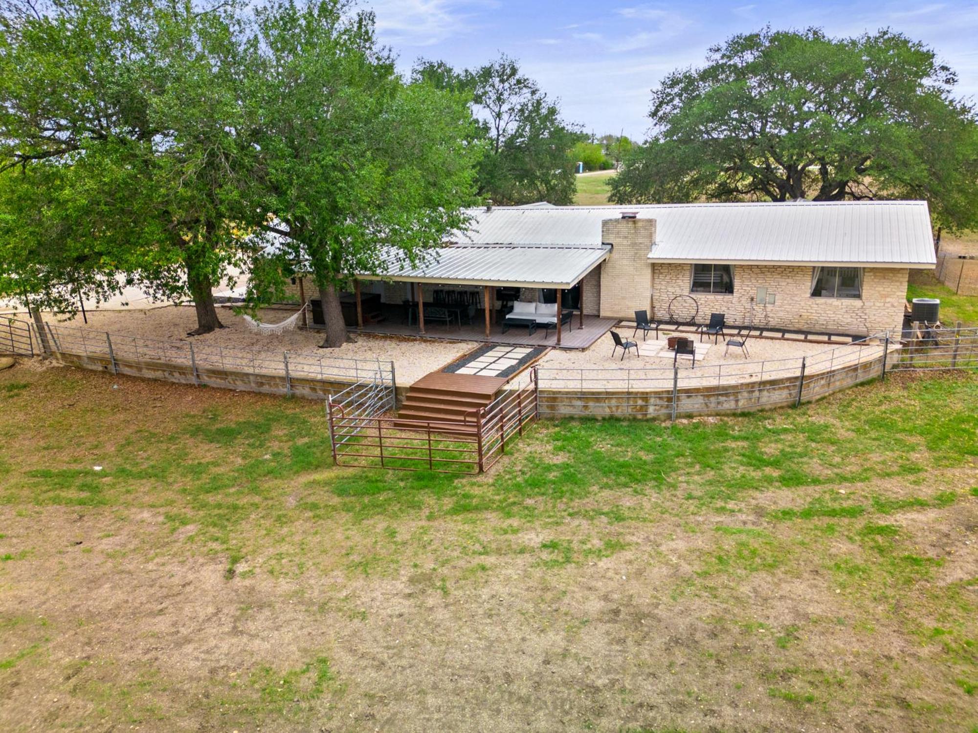 Farm Retreat With Jacuzzi, Fire Pit, Mini Goats, Mini Ponies And Mini Cows Βίλα San Marcos Δωμάτιο φωτογραφία