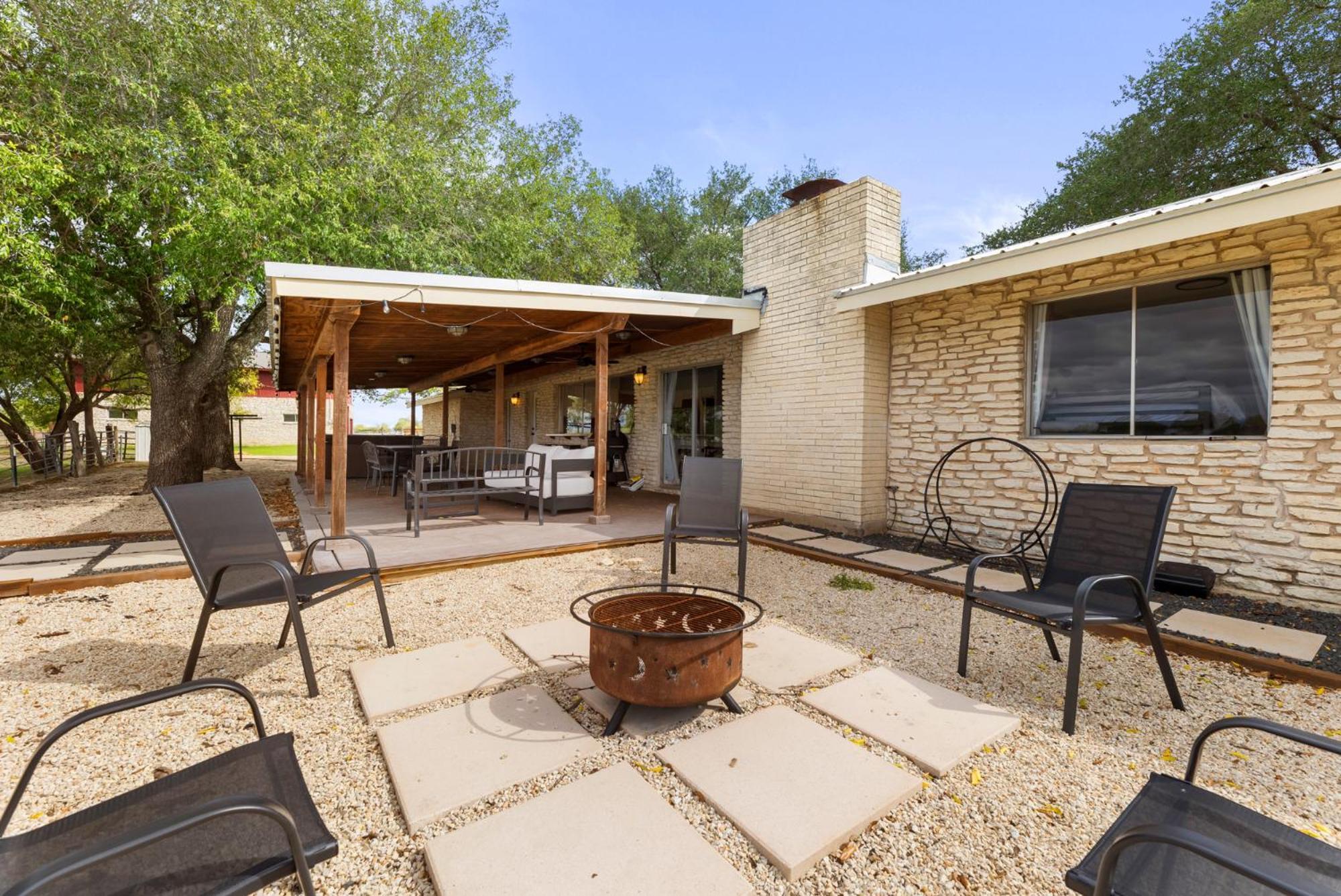 Farm Retreat With Jacuzzi, Fire Pit, Mini Goats, Mini Ponies And Mini Cows Βίλα San Marcos Δωμάτιο φωτογραφία